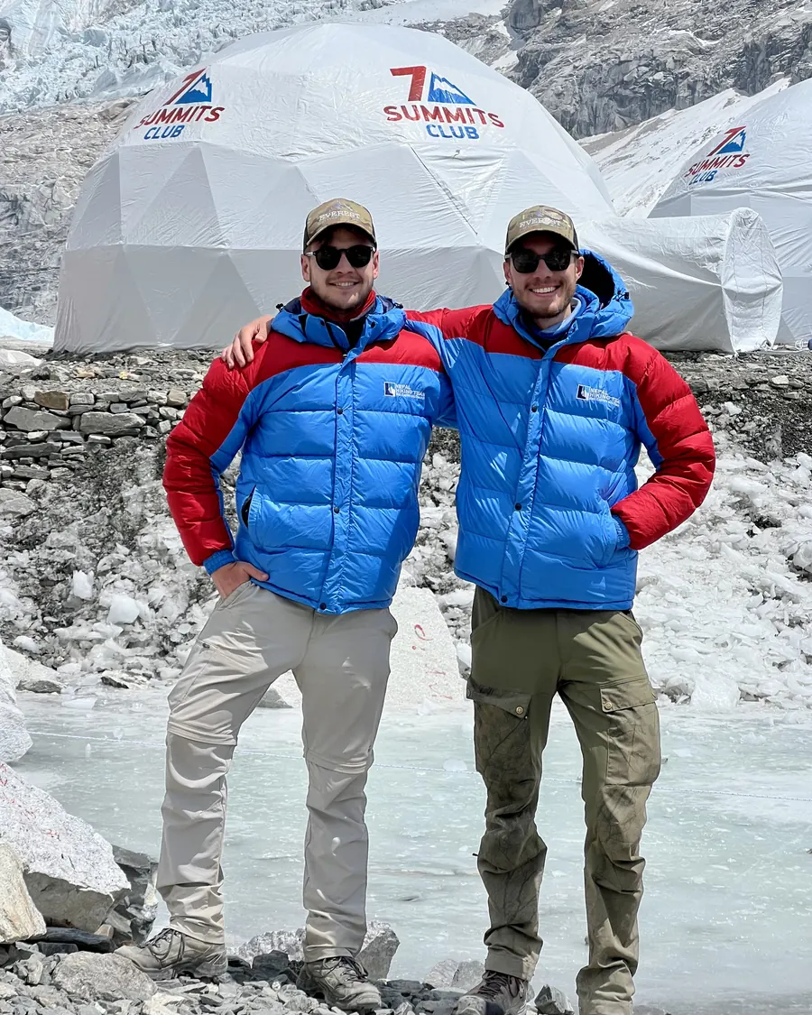 Moritz und Julian in Daunenjacken am Everest Base Camp